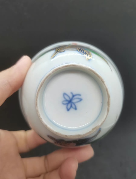 古玩陶瓷花卉紋斗彩杯真品鑒賞圖