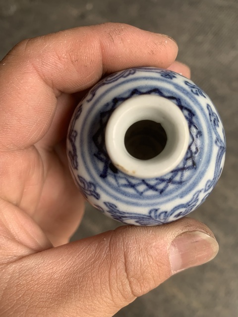古玩陶瓷纏枝花卉青花鼻煙壺真品鑒賞圖