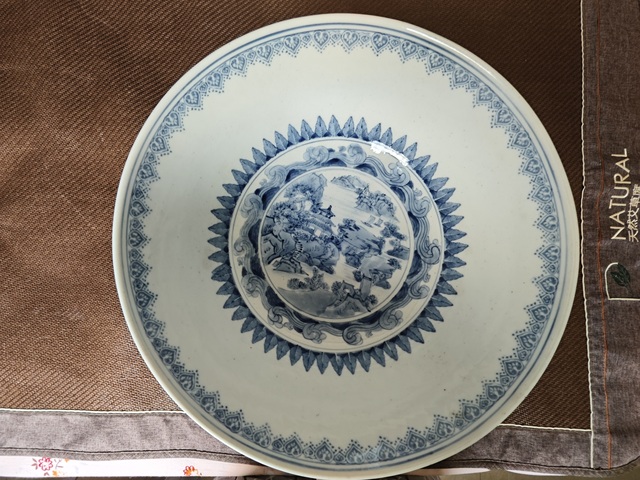 古玩陶瓷花卉紋青花加彩碗真品鑒賞圖