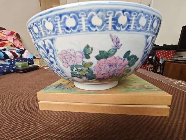 古玩陶瓷花卉紋青花加彩碗真品鑒賞圖