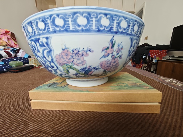 古玩陶瓷花卉紋青花加彩碗真品鑒賞圖