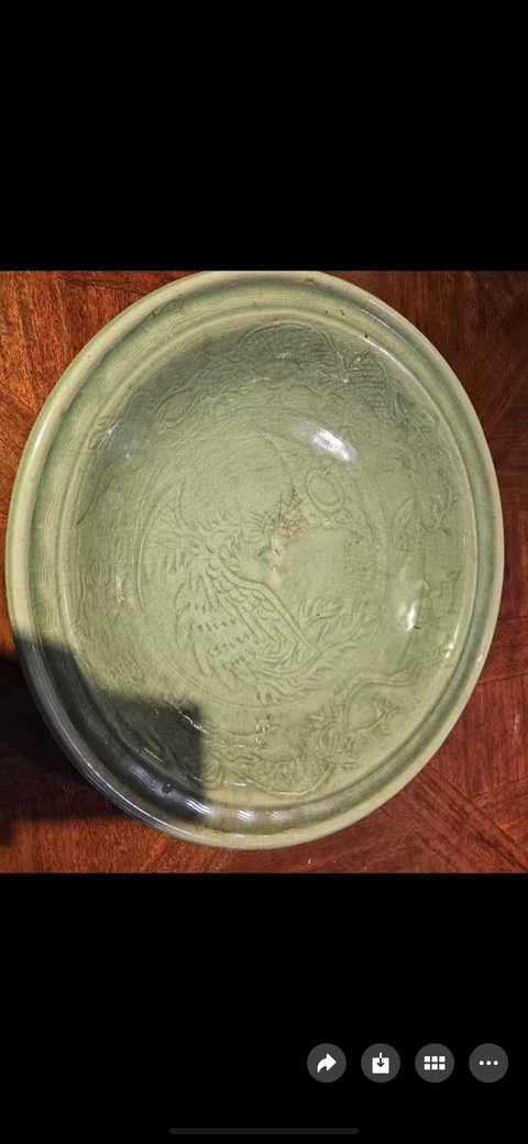 古玩陶瓷龍泉窯青釉刻花龍鳳呈祥紋折沿盤真品鑒賞圖