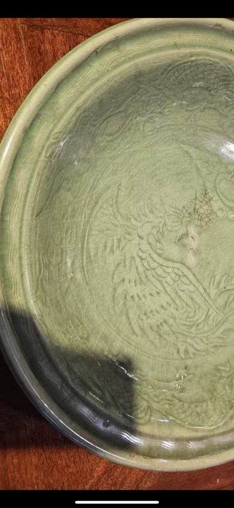 古玩陶瓷龍泉窯青釉刻花龍鳳呈祥紋折沿盤真品鑒賞圖