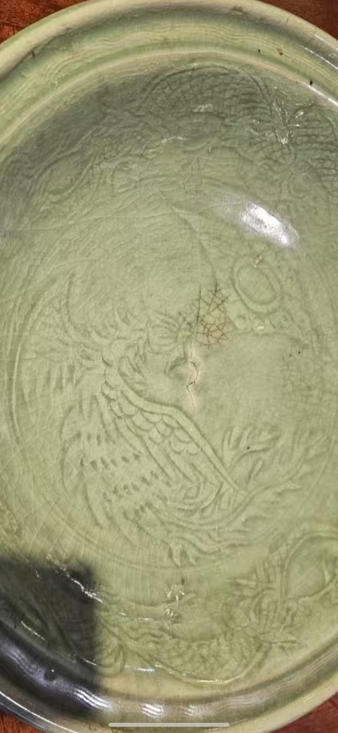 古玩陶瓷龍泉窯青釉刻花龍鳳呈祥紋折沿盤真品鑒賞圖