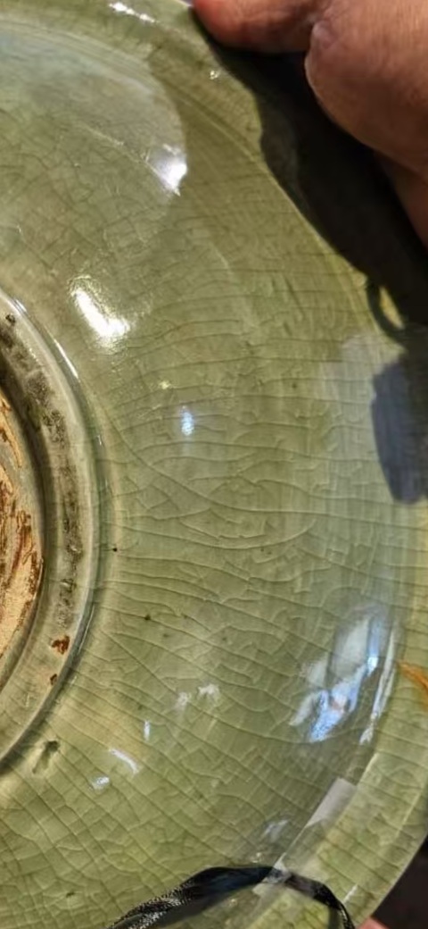 古玩陶瓷龍泉窯青釉刻花龍鳳呈祥紋折沿盤真品鑒賞圖