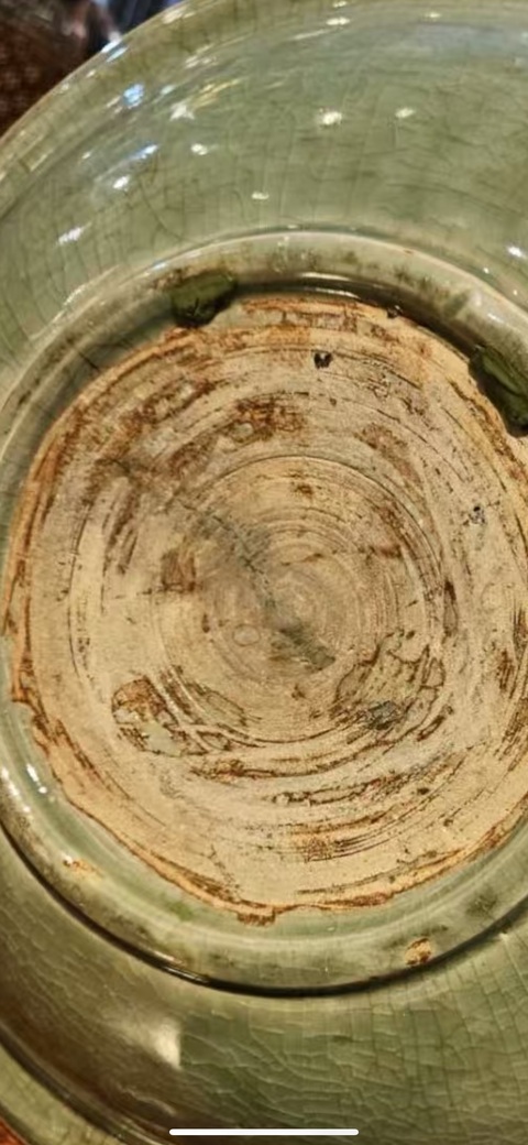 古玩陶瓷龍泉窯青釉刻花龍鳳呈祥紋折沿盤真品鑒賞圖