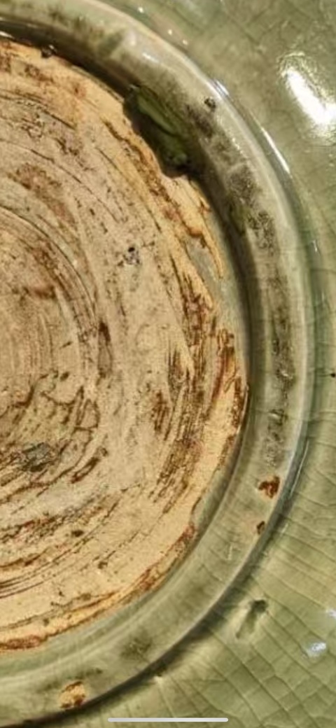 古玩陶瓷龍泉窯青釉刻花龍鳳呈祥紋折沿盤真品鑒賞圖