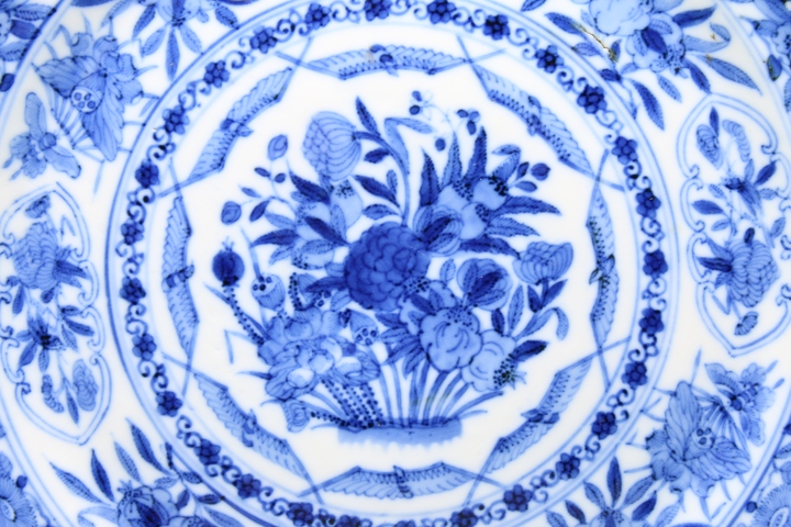 古玩陶瓷清中期·青花花卉紋盤真品鑒賞圖