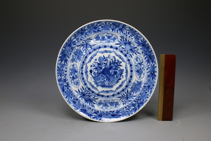 古玩陶瓷清中期·青花花卉紋盤真品鑒賞圖