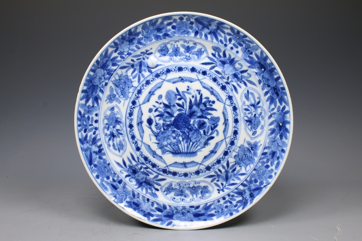 古玩陶瓷清中期·青花花卉紋盤真品鑒賞圖