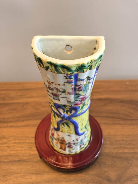 古玩陶瓷名家江順泰黃地開光粉彩人物紋壁瓶拍賣,當(dāng)前價(jià)格2200元