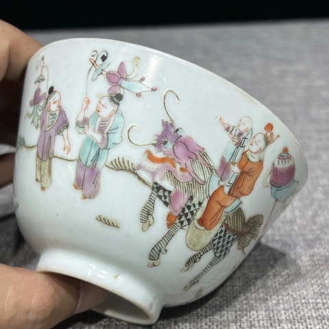 古玩陶瓷麒麟送子粉彩杯真品鑒賞圖