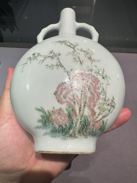 古玩陶瓷五彩釉里紅洞石花卉抱月瓶真品鑒賞圖