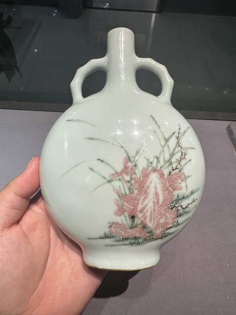 古玩陶瓷五彩釉里紅洞石花卉抱月瓶真品鑒賞圖