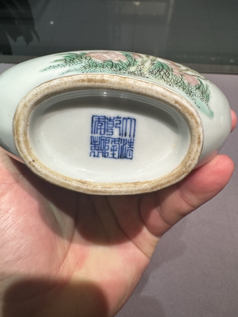 古玩陶瓷五彩釉里紅洞石花卉抱月瓶真品鑒賞圖