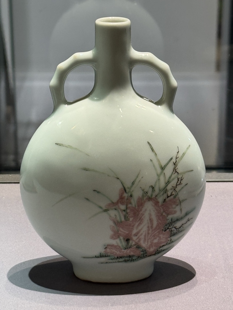 古玩陶瓷五彩釉里紅洞石花卉抱月瓶真品鑒賞圖