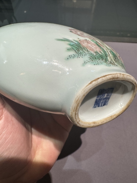 古玩陶瓷五彩釉里紅洞石花卉抱月瓶真品鑒賞圖