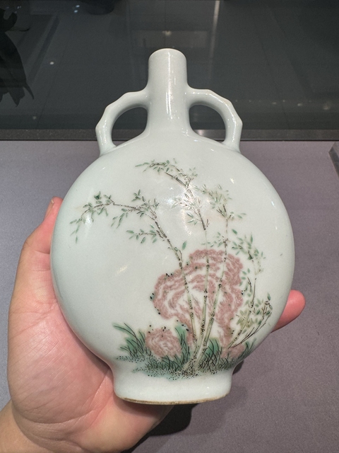 古玩陶瓷五彩釉里紅洞石花卉抱月瓶真品鑒賞圖