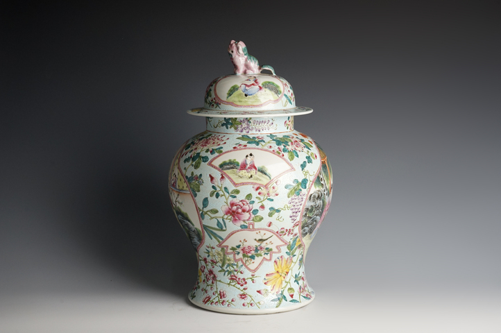 古玩陶瓷民國·綠地軋道粉彩花卉開窗仕女嬰戲紋將軍罐真品鑒賞圖