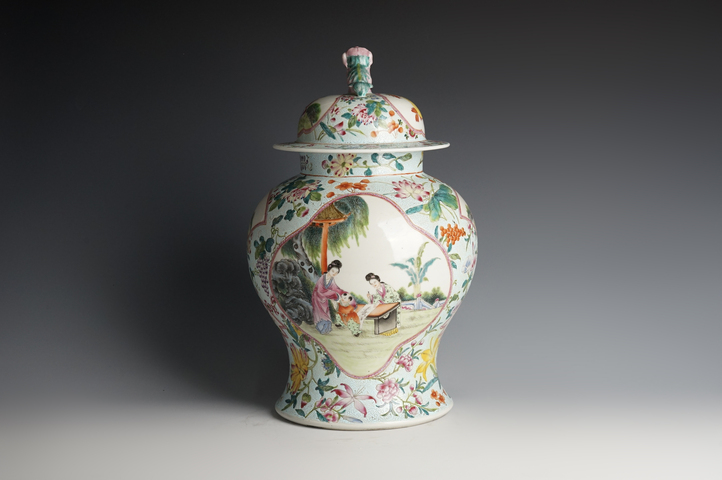 古玩陶瓷民國·綠地軋道粉彩花卉開窗仕女嬰戲紋將軍罐真品鑒賞圖