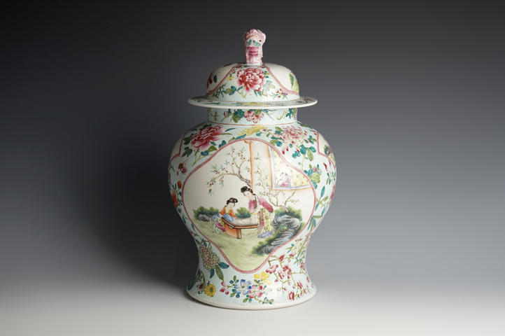 古玩陶瓷民國·綠地軋道粉彩花卉開窗仕女嬰戲紋將軍罐真品鑒賞圖