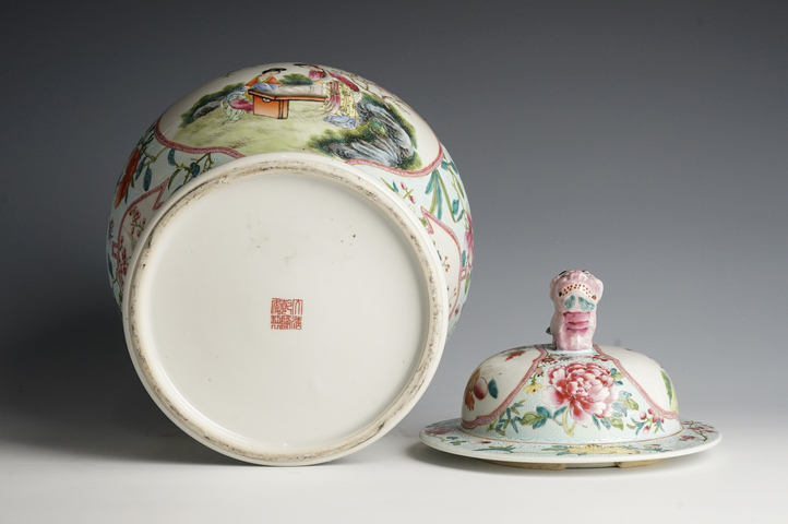 古玩陶瓷民國·綠地軋道粉彩花卉開窗仕女嬰戲紋將軍罐真品鑒賞圖