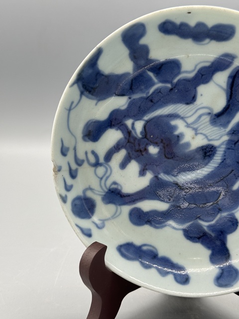 古玩陶瓷德化窯青花過墻龍紋盤真品鑒賞圖