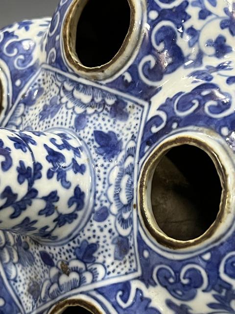 古玩陶瓷青花五孔花插真品鑒賞圖