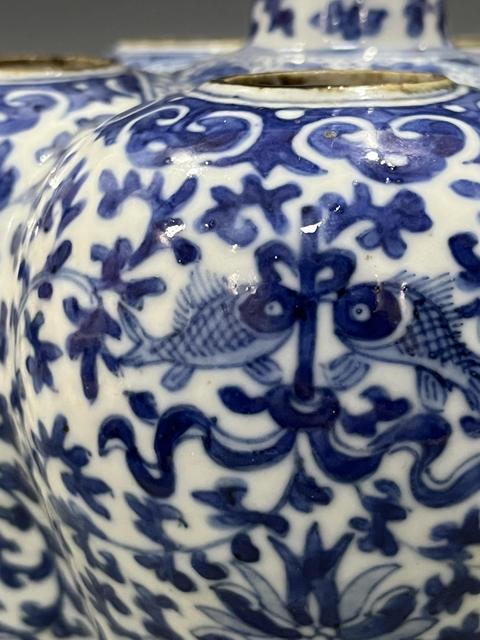 古玩陶瓷青花五孔花插真品鑒賞圖