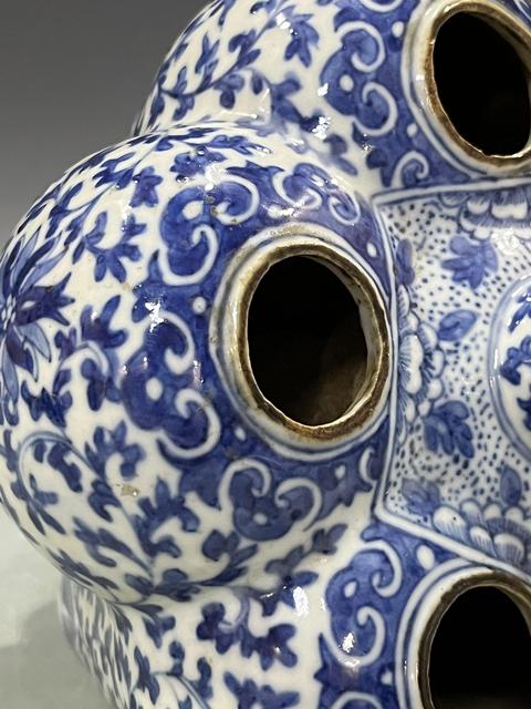 古玩陶瓷青花五孔花插真品鑒賞圖