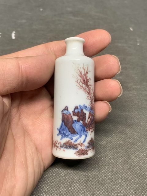 古玩陶瓷踏雪尋梅人物故事釉里紅鼻煙壺真品鑒賞圖