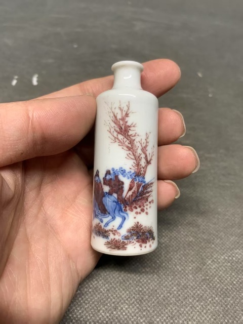 古玩陶瓷踏雪尋梅人物故事釉里紅鼻煙壺真品鑒賞圖