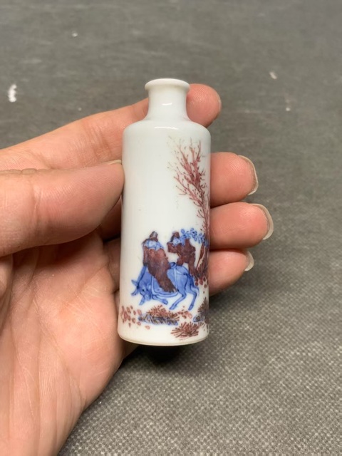 古玩陶瓷踏雪尋梅人物故事釉里紅鼻煙壺真品鑒賞圖