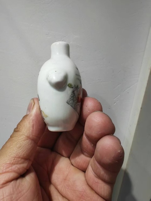 古玩陶瓷粉彩人物鼻煙壺真品鑒賞圖