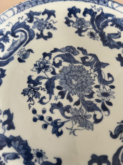 古玩陶瓷花卉紋青花盤真品鑒賞圖