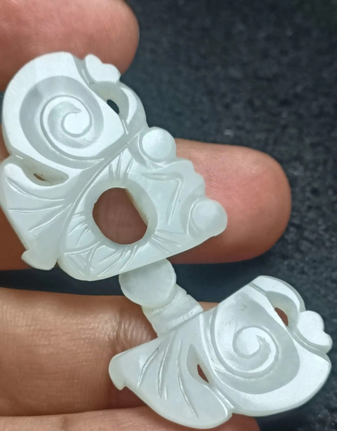 古玩玉器清代一級(jí)白和田籽料玉雕“蝴蝶帶扣”拍賣(mài)，當(dāng)前價(jià)格5500元