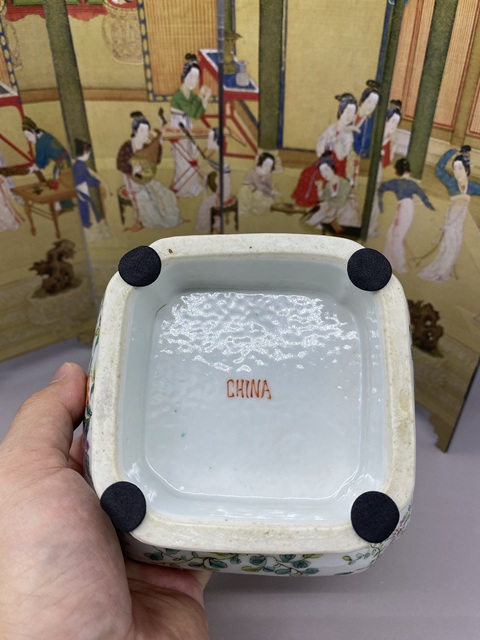 古玩陶瓷晚清民國時期 粉彩細路外九秋飛黃騰達·內博古暗八仙紋四方倭角貢碗拍賣，當前價格4570元