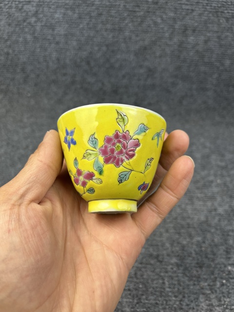 古玩陶瓷內松石綠釉外黃地粉彩花卉紋杯真品鑒賞圖
