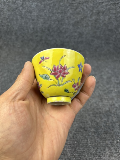 古玩陶瓷內松石綠釉外黃地粉彩花卉紋杯真品鑒賞圖