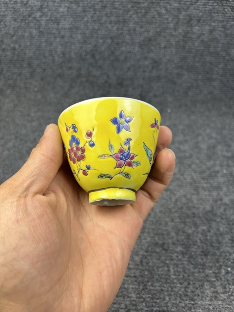 古玩陶瓷內松石綠釉外黃地粉彩花卉紋杯真品鑒賞圖