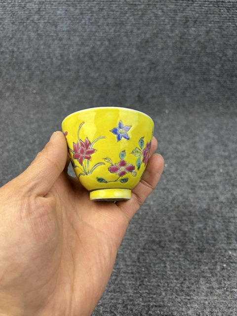 古玩陶瓷內松石綠釉外黃地粉彩花卉紋杯真品鑒賞圖