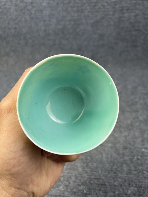 古玩陶瓷內松石綠釉外黃地粉彩花卉紋杯真品鑒賞圖