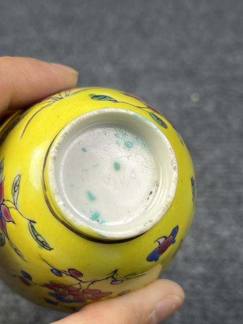 古玩陶瓷內松石綠釉外黃地粉彩花卉紋杯真品鑒賞圖