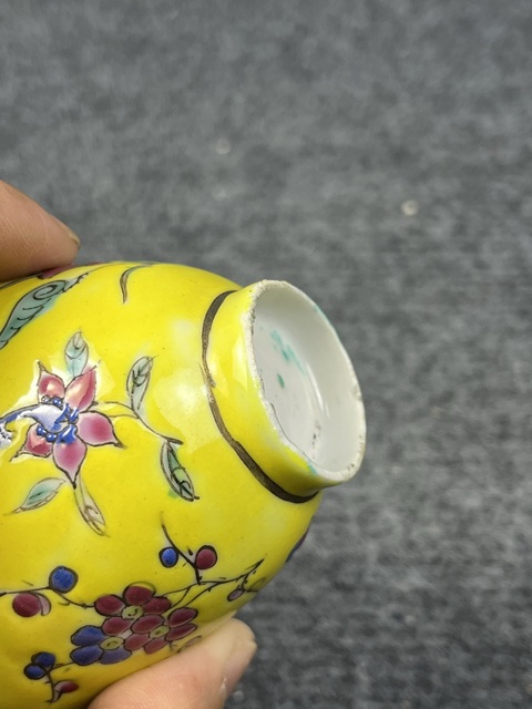 古玩陶瓷內松石綠釉外黃地粉彩花卉紋杯真品鑒賞圖