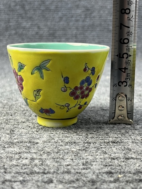 古玩陶瓷內松石綠釉外黃地粉彩花卉紋杯真品鑒賞圖