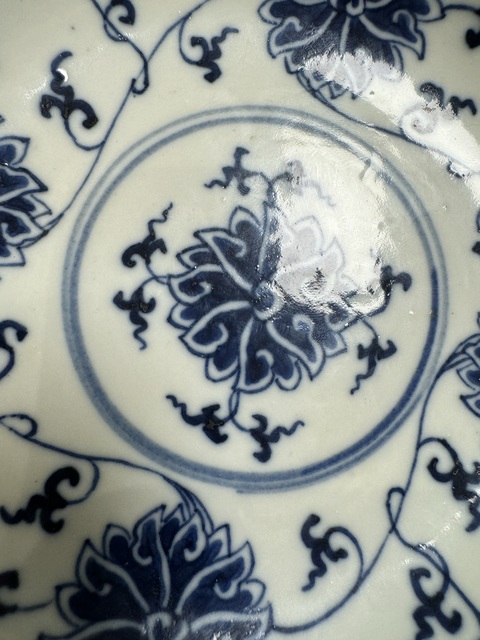 古玩陶瓷清光緒青花纏枝花卉紋盤真品鑒賞圖