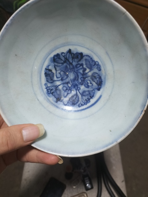 古玩陶瓷明中期 青花蓮?fù)邪藢毤y碗拍賣,當(dāng)前價格1600元