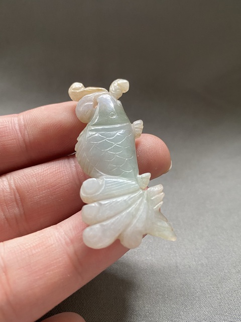 古玩玉器（一口價(jià)放漏）創(chuàng)匯期翡翠雕“魚形”掛件拍賣，當(dāng)前價(jià)格1800元