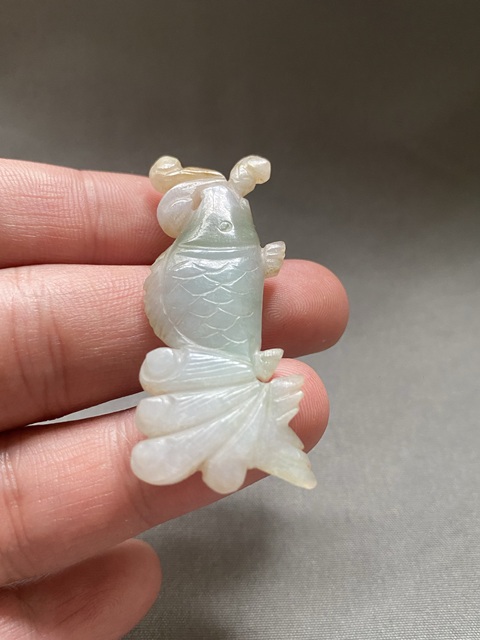 古玩玉器（一口價(jià)放漏）創(chuàng)匯期翡翠雕“魚形”掛件拍賣，當(dāng)前價(jià)格1800元