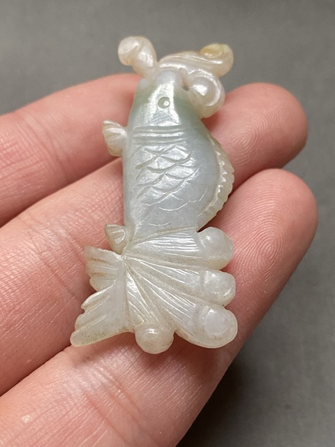 古玩玉器（一口價(jià)放漏）創(chuàng)匯期翡翠雕“魚形”掛件拍賣，當(dāng)前價(jià)格1800元